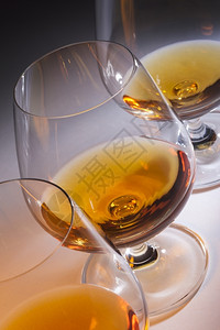 法国蒂涅喝法语白兰地酒系列与法国白兰地干邑眼镜背景