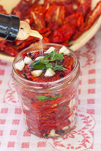 用大蒜油和薄荷制成干番茄有机的食物小吃图片
