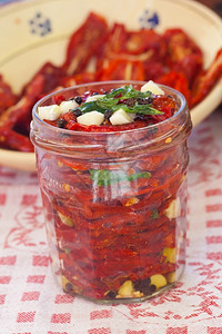 用大蒜油和薄荷制成干番茄造开胃菜食物图片