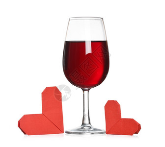 白色的酒杯配折纸红心葡萄酒精图片