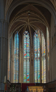 蜡烛比利时在天主教堂的彩色玻璃图片