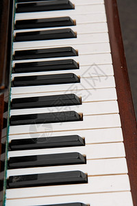 八度黑色的老钢琴特写镜头的黑白键盘图片