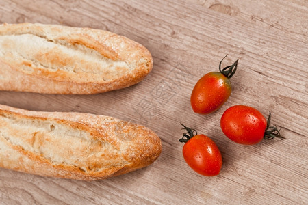 面包和小番茄图片