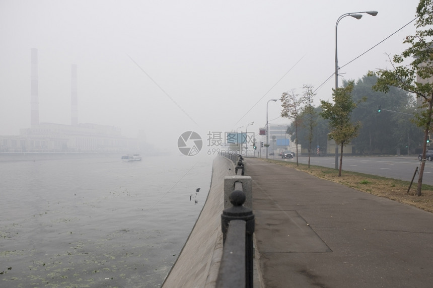 俄罗斯路河201年夏天莫斯科烟雾中的图片