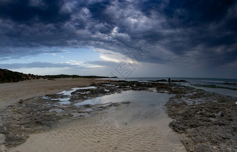 以色列Palmachim海滩的暴风天气空海岸云图片