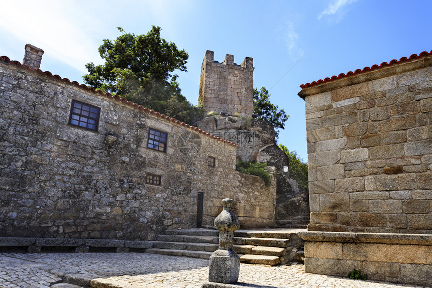 结石一般的传统葡萄牙Scowelha中世纪村当地丰富的花岗岩石所建传统房屋的景象位于葡萄牙Scortelha中世纪村图片