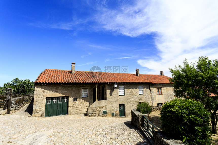 葡萄牙Scowelha中世纪村当地丰富的花岗岩石所建传统房屋的景象位于葡萄牙Scortelha中世纪村结石正方形庄图片