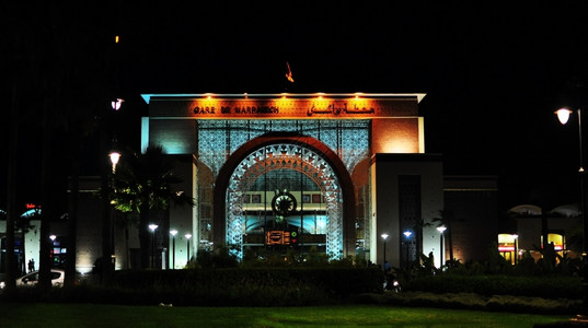 马拉克什市摩洛哥火车站夜间地标志建筑结构旅游造行图片