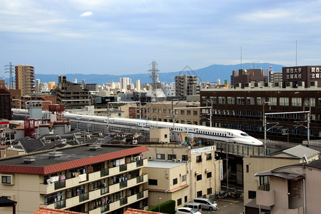 速度旅行日本高列车穿越大阪郊外的日本高速列车郊区图片