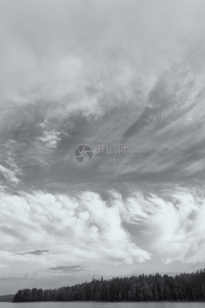 戏剧多云的天空戏剧彩色黑和白图像的图片