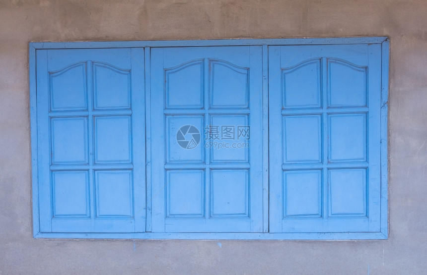 白墙窗户有关闭的蓝木百叶窗老头准确图片