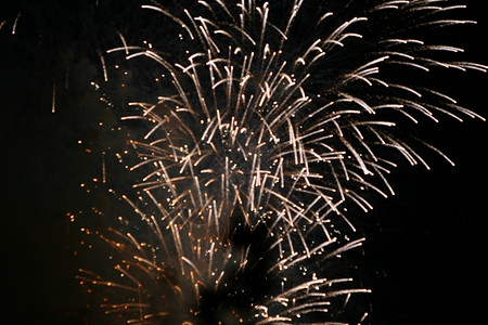 快乐的爆炸派对新年庆祝活动中的白色烟花图片