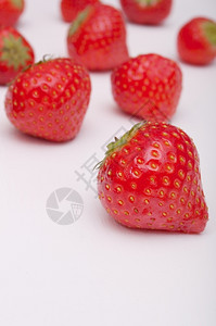 红色的健康白木桌上新鲜红草莓白色的图片