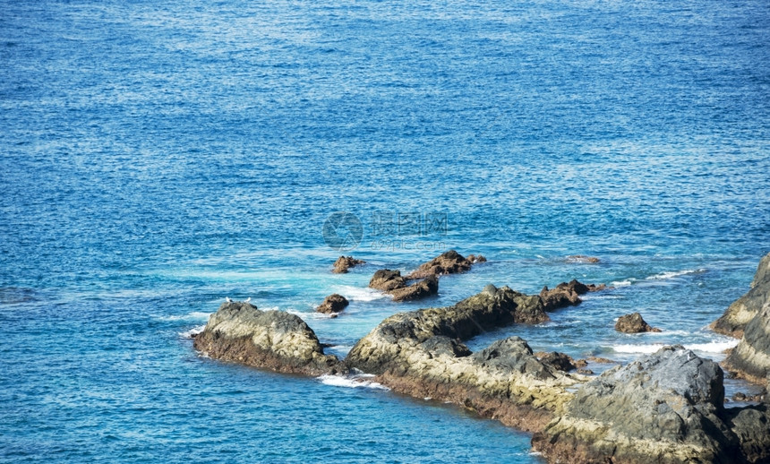 特纳里费岛的蓝海以熔岩石为岸线自然西班牙图片