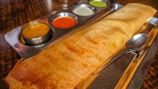 草药多赛美食配有印度素涂料及印度菜食的卡拉杜萨或赛图片