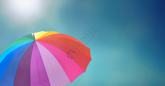 丰富多彩的晴天阳光灿蓝空下彩虹伞明亮图片