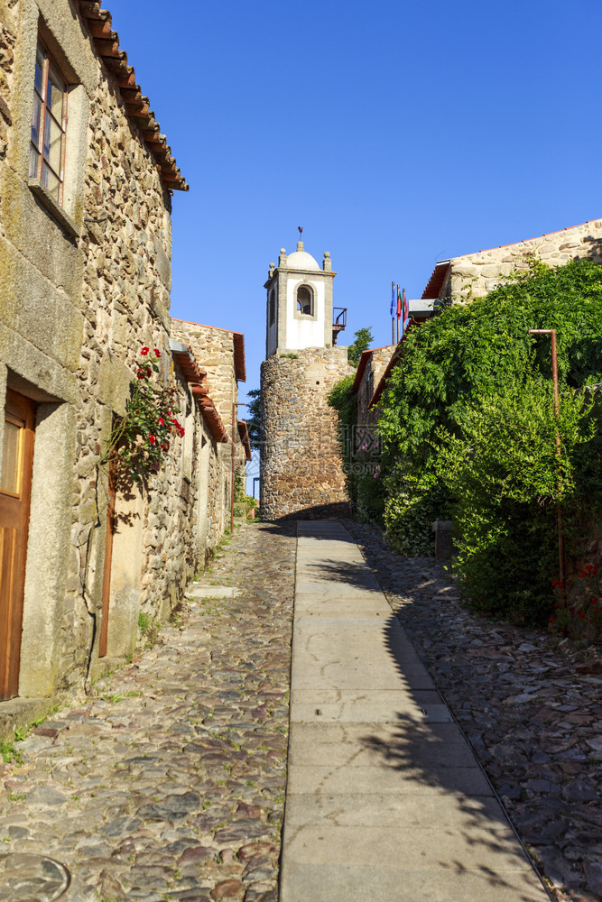 巴比肯在葡萄牙历史CasteloRodrigo村通往时钟塔的可腐小街景象鹅卵石罗德里戈图片