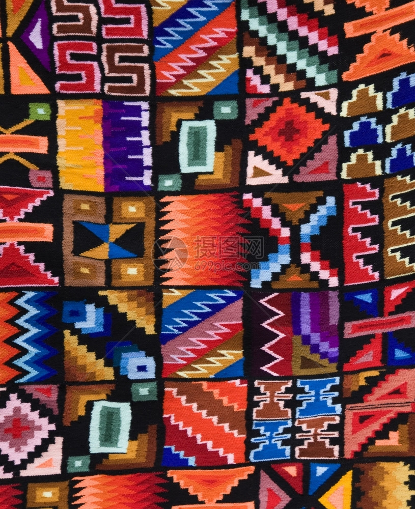 美国人秘鲁Cuzco附近市场的多彩秘鲁织物面料一种图片