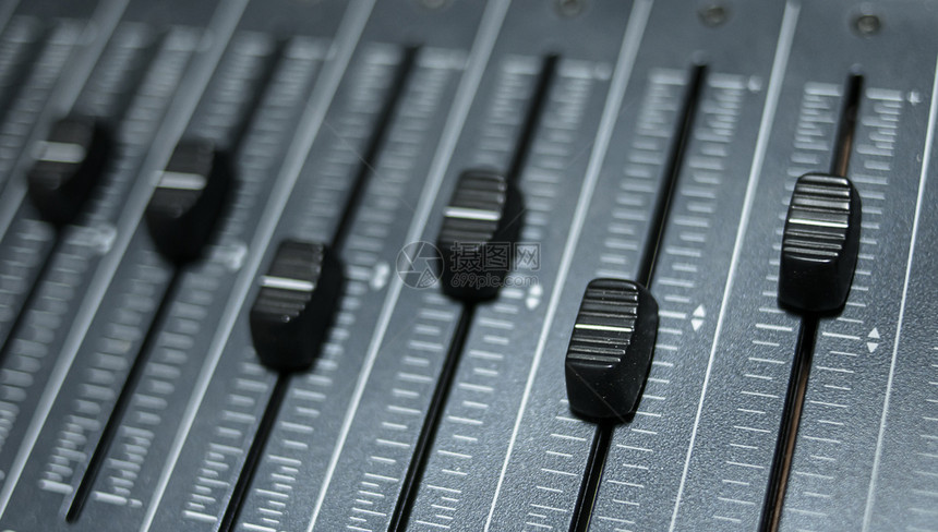 在一个专业录音演播室安装的专业音频混合控制台的多重消化器功能技术员安慰音乐图片