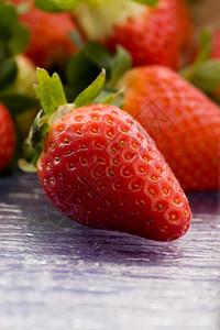 甜的美味浆果红草莓在篮子里的美味照片背景图片