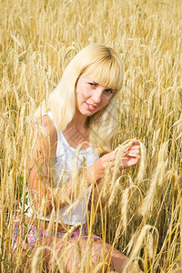 在黑麦草原的年轻女子金发郎模型肉欲图片