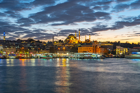 港口渡船清真寺土耳其伊斯坦布尔市堡港的暮光之景图片