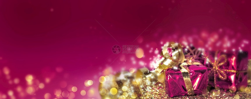 金的庆典假期圣诞礼物金色的面彩和粉红背景的模糊灯光图片