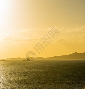 新喀里多尼亚Noumea海岸日落时轮船辉光航海的图片