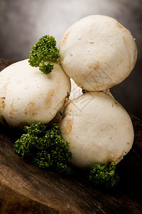 健康木制桌上美味的生蘑菇照片蔬菜图片
