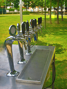 草地自动售货机用于聚会和商业活动的饮料分配器周年纪念日图片