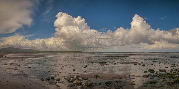 阿鲁戈特公司大西洋海滩和美丽的云风爱尔兰科斯利戈特兰希尔比阿施CoSligo水多云的背景