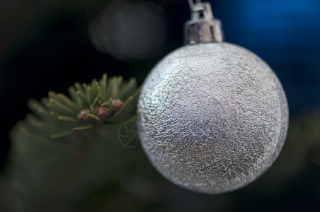 圣诞树上银色的装饰球背景图片