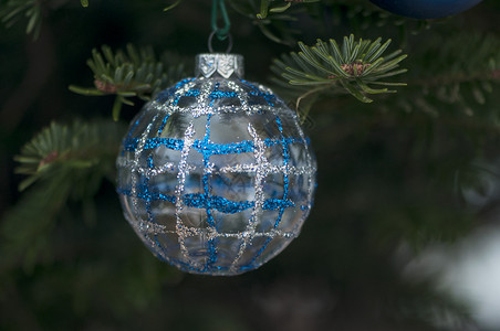 圣诞树上银蓝的装饰球图片