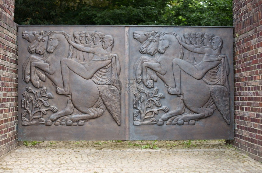 德国达姆施塔特罗森霍赫公共园大门铜质救济1926年伯恩哈德青铜图片