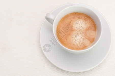 复制空间卡布奇诺杯子白中轻桌布的咖啡图片