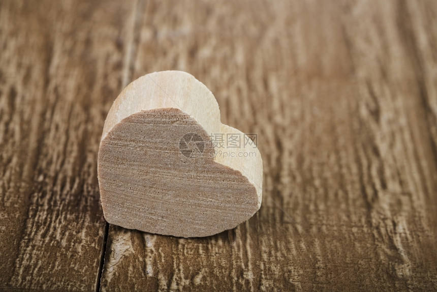木制背景上的心情人节符号手工制作的优质木头图片