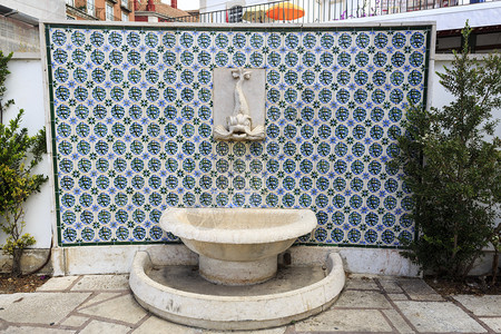 喷泉瓷砖领域水浑天仪由位于葡萄牙里斯本SantaLuziaBelvedere的现代工业型瓷砖装饰的不老泉背景