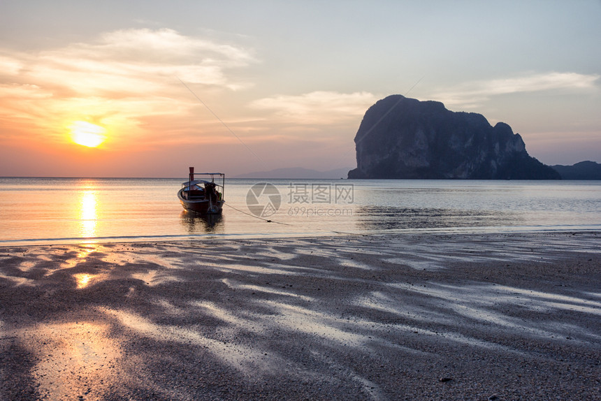 朴石灰泰国Trang省PakNam海滩日落时的船伦图片