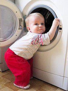 厨房洗涤男孩妈帮手打开门爬进洗衣机里去的助手图片