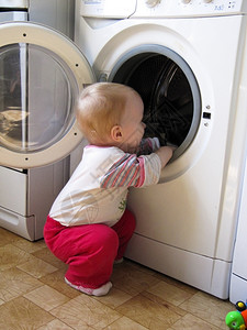 男孩妈帮手打开门爬进洗衣机里去的助手孩子宠坏了图片