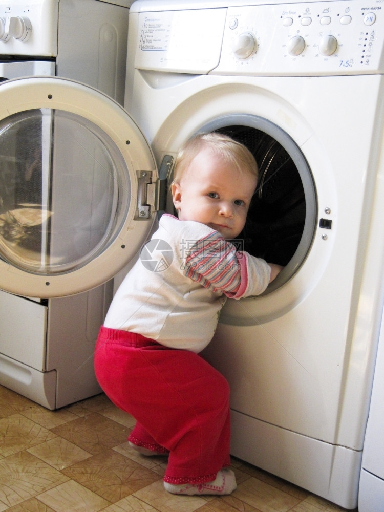 洗涤孩子男妈帮手打开门爬进洗衣机里去的脸图片
