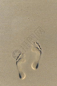 以沙地顶视脚足迹跟踪的印在上方步抽象的旅游图片