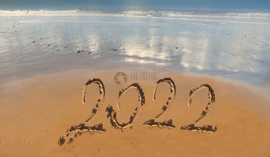 在沙滩上写上2022图片