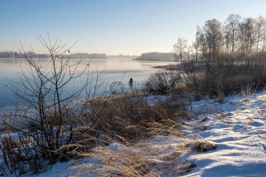 渔夫天空一种俄罗斯阳光明媚的冬天大河冰面上的渔民图片