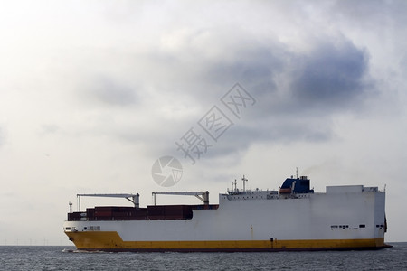 运输鹿特丹河集装箱船海上大型集装箱船图片