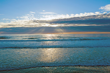 天线暮户外亚特兰地海的空中日落图片