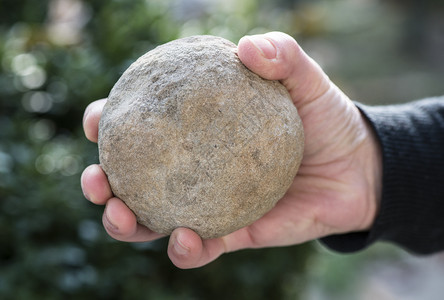 结石男人矿物自然界中握着石球的手图片