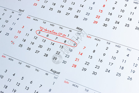 笔提醒假期日历上写的旅行准备在日历上写作的休假计划背景图片