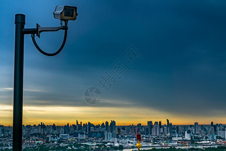 屏幕央视君2019年闭路电视监控保安摄像头在美丽的黄昏时带着对城市的景象进行回击图片