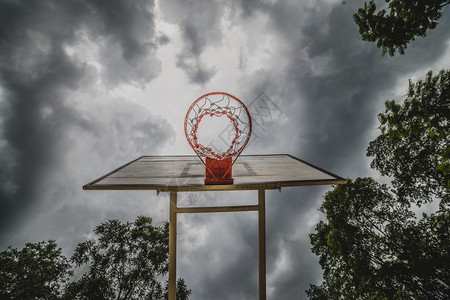 闪电素材网以下风暴人们从面的篮球框背景